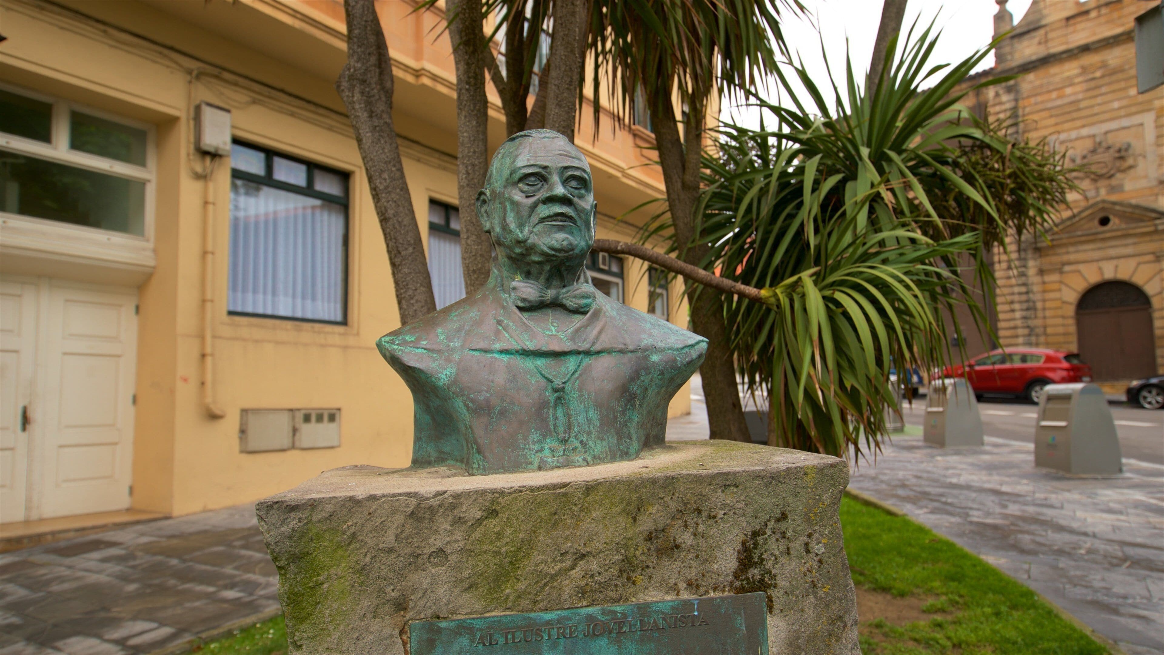 Cimadevilla qui includes statue ou sculpture