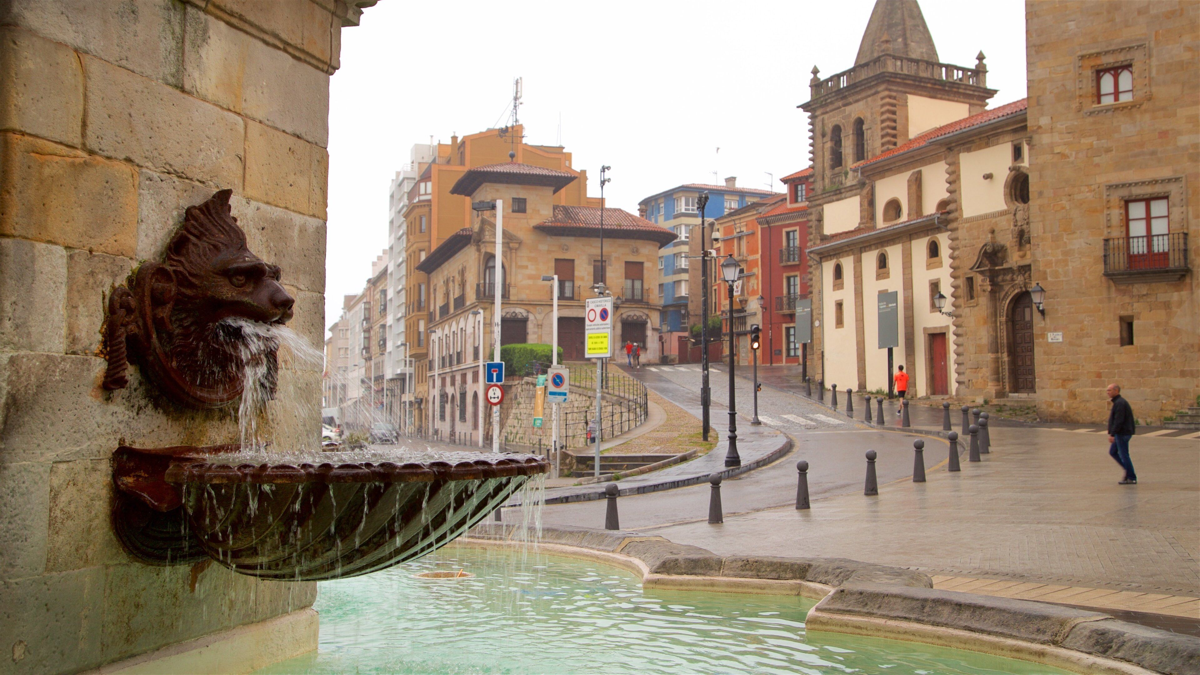 Cimadevilla showing a city and a fountain