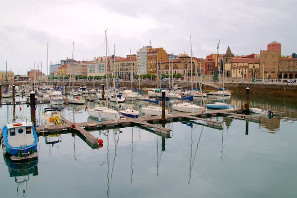 Cimadevilla mettant en vedette baie ou port et ville