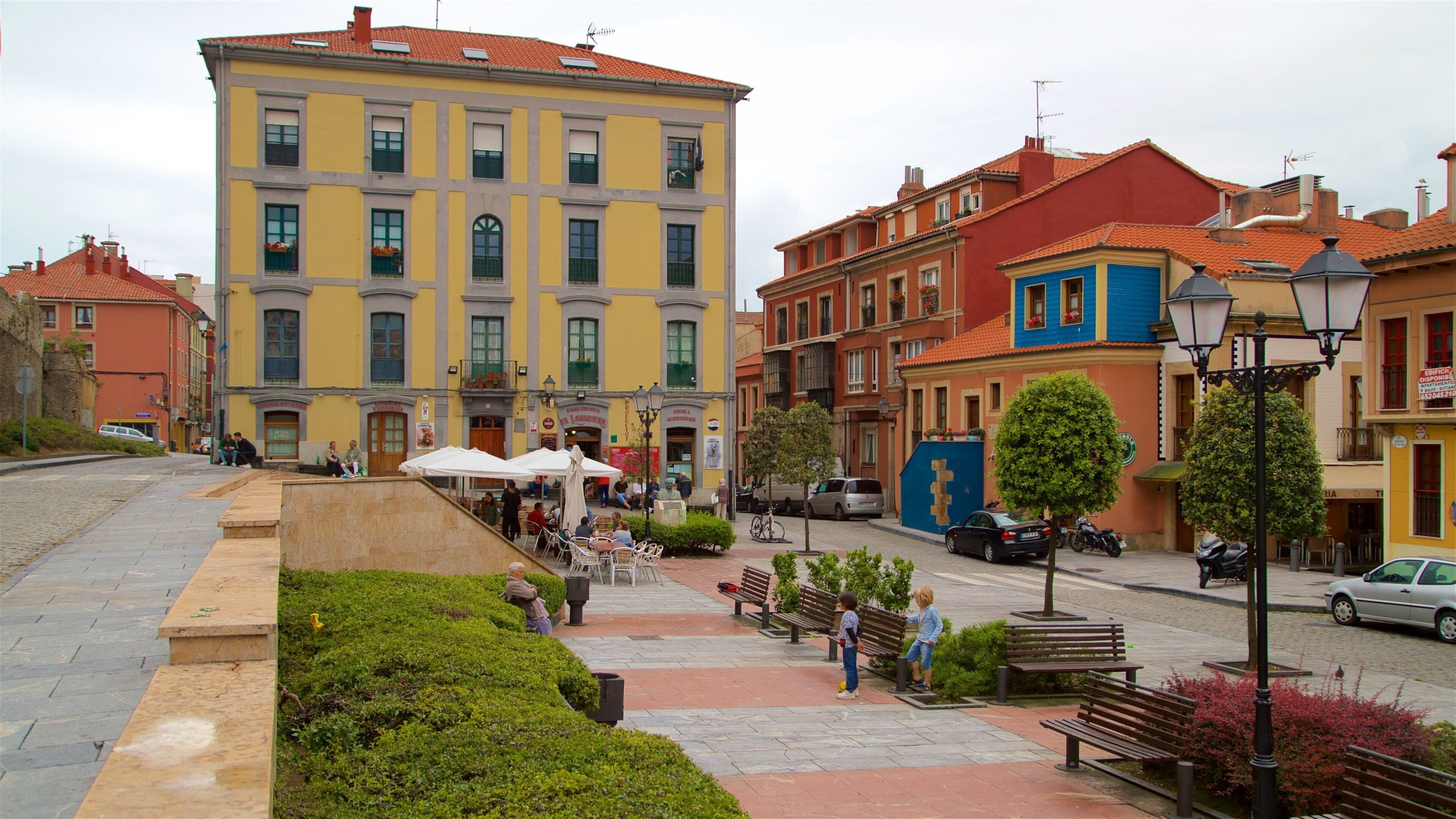 Cimadevilla showing a garden