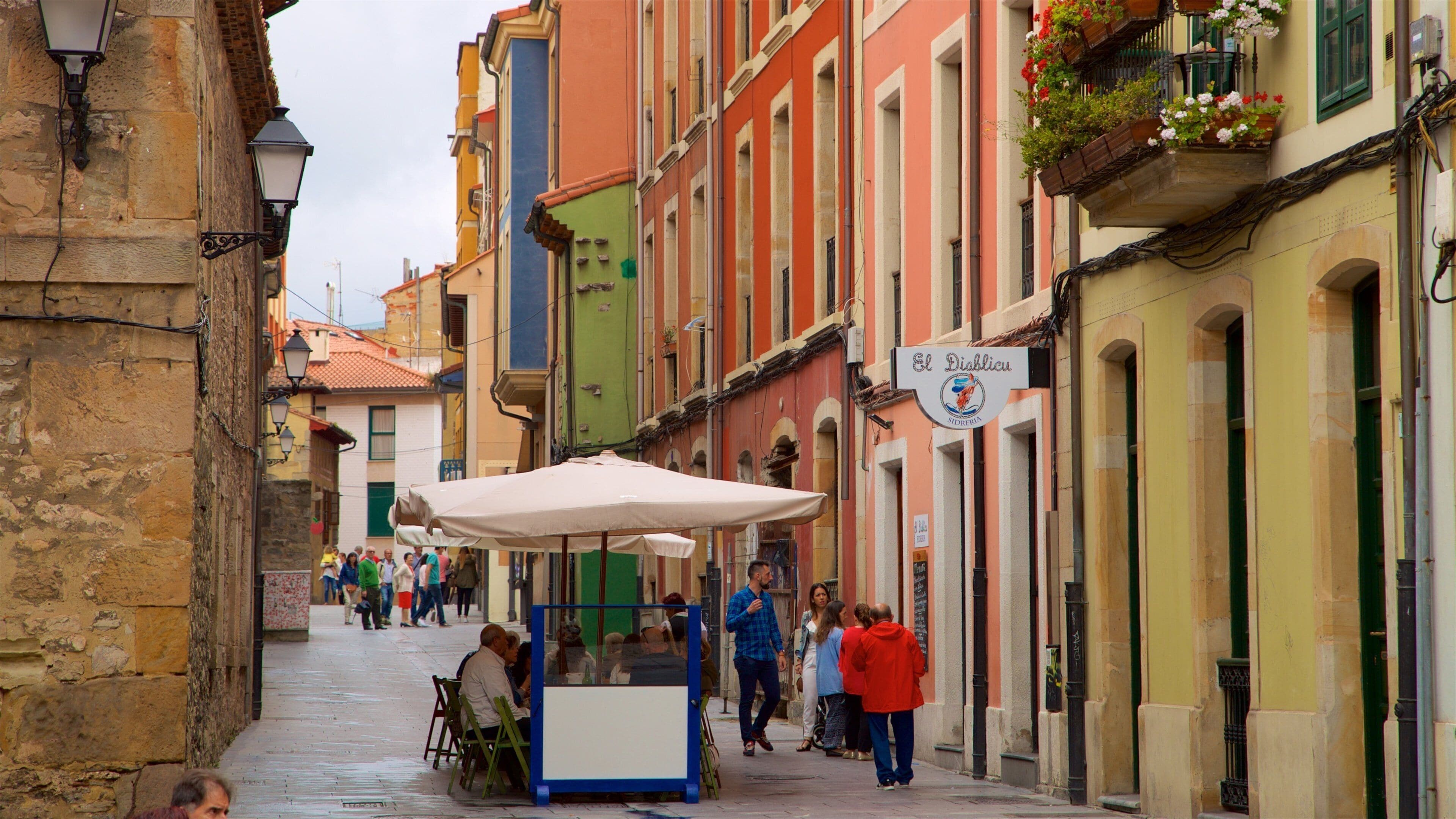Cimadevilla toont straten en buiten eten en ook een klein groepje mensen