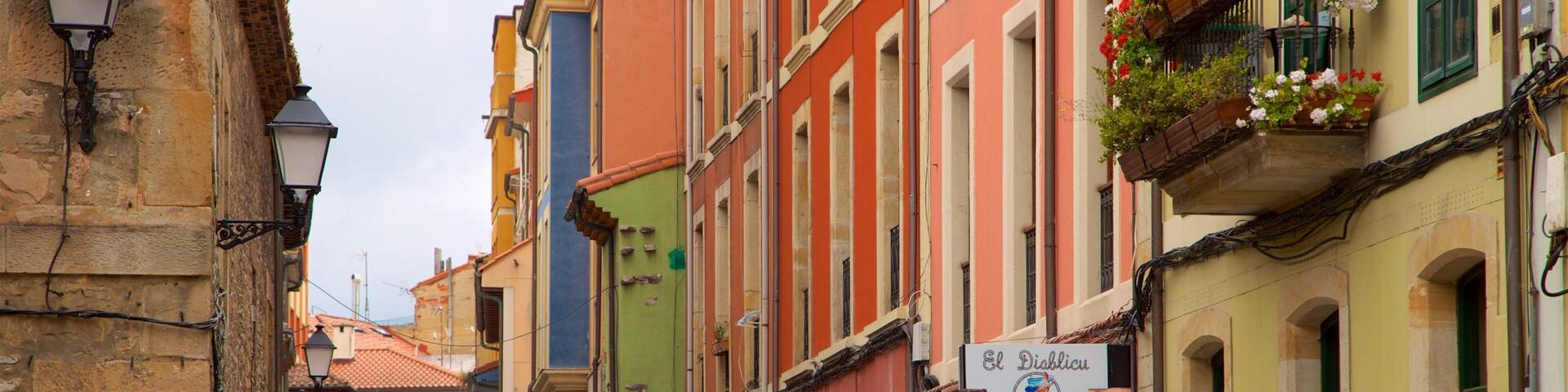 Cimadevilla showing street scenes and outdoor eating as well as a small group of people