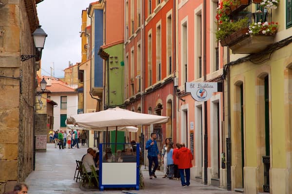 Cimadevilla mettant en vedette scĂšnes de rue et sortie au restaurant aussi bien que petit groupe de personnes