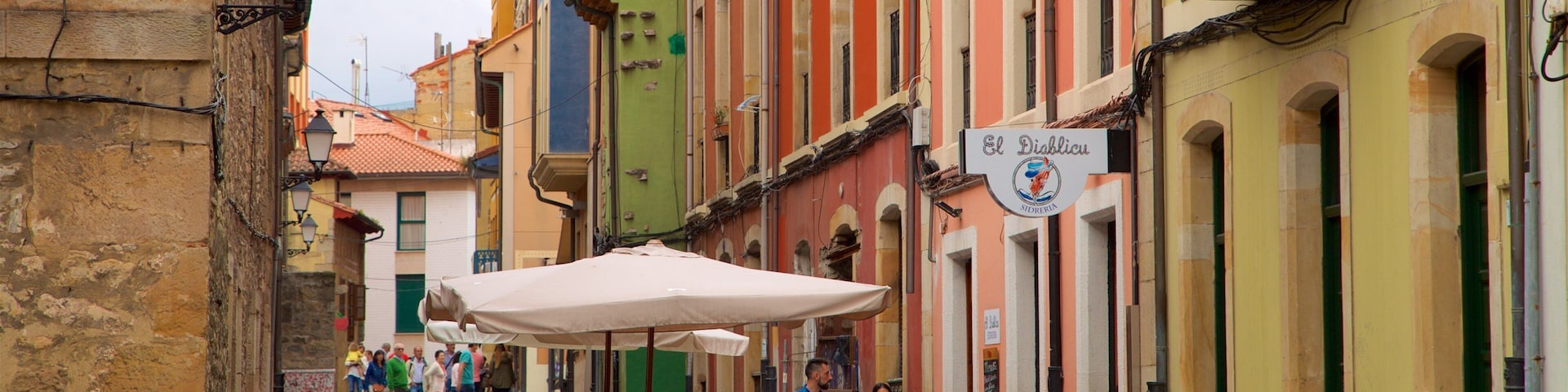 Cimadevilla mostrando jantar ao ar livre e cenas de rua assim como um pequeno grupo de pessoas