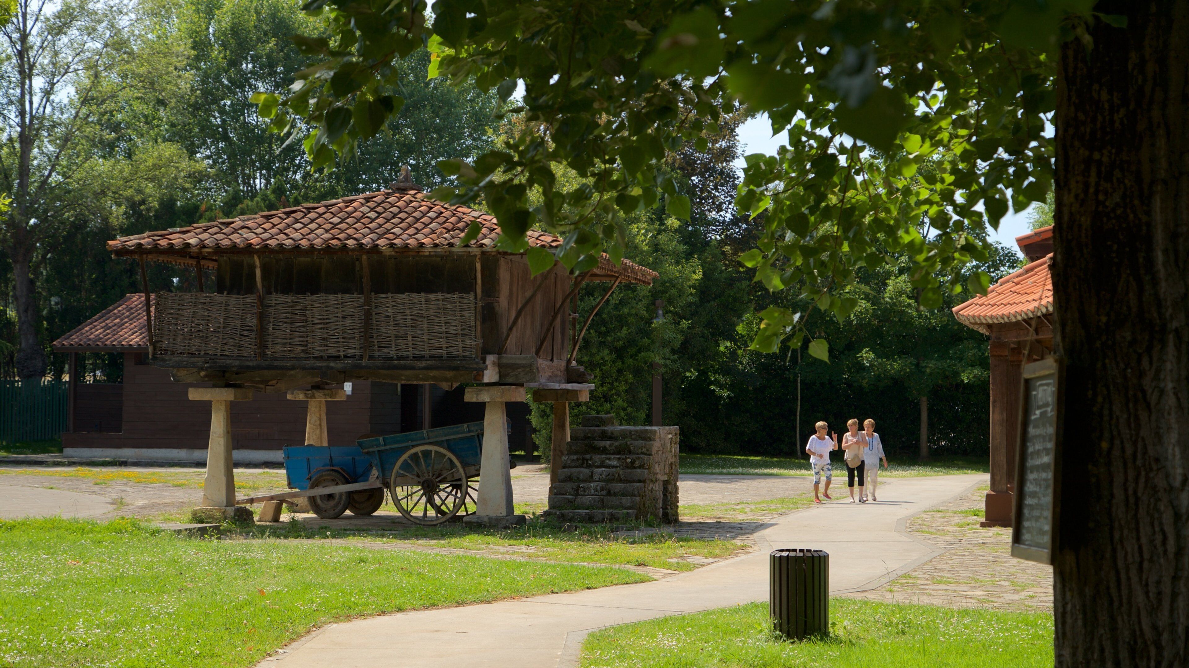 Musée du peuple des Asturies montrant patrimoine historique aussi bien que petit groupe de personnes