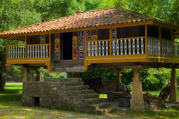 Muséu del Pueblu d\'Asturies som inkluderar historiska element, ett hus och en trädgård