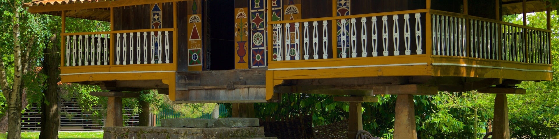 Museum of the Asturian People showing a house, a park and heritage elements