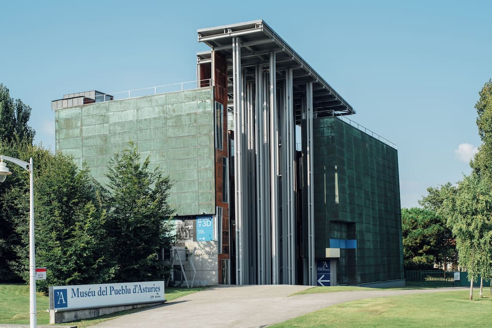 En moderne bygning med et skilt, der viser teksten "Museu del Pueblu d'Asturies".