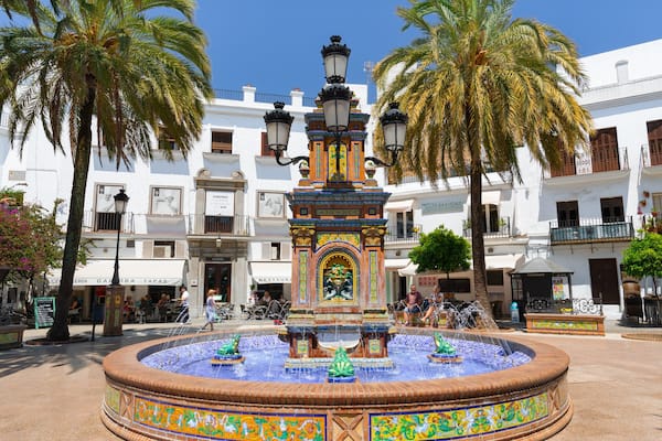 Plaza de Espana featuring a fountain