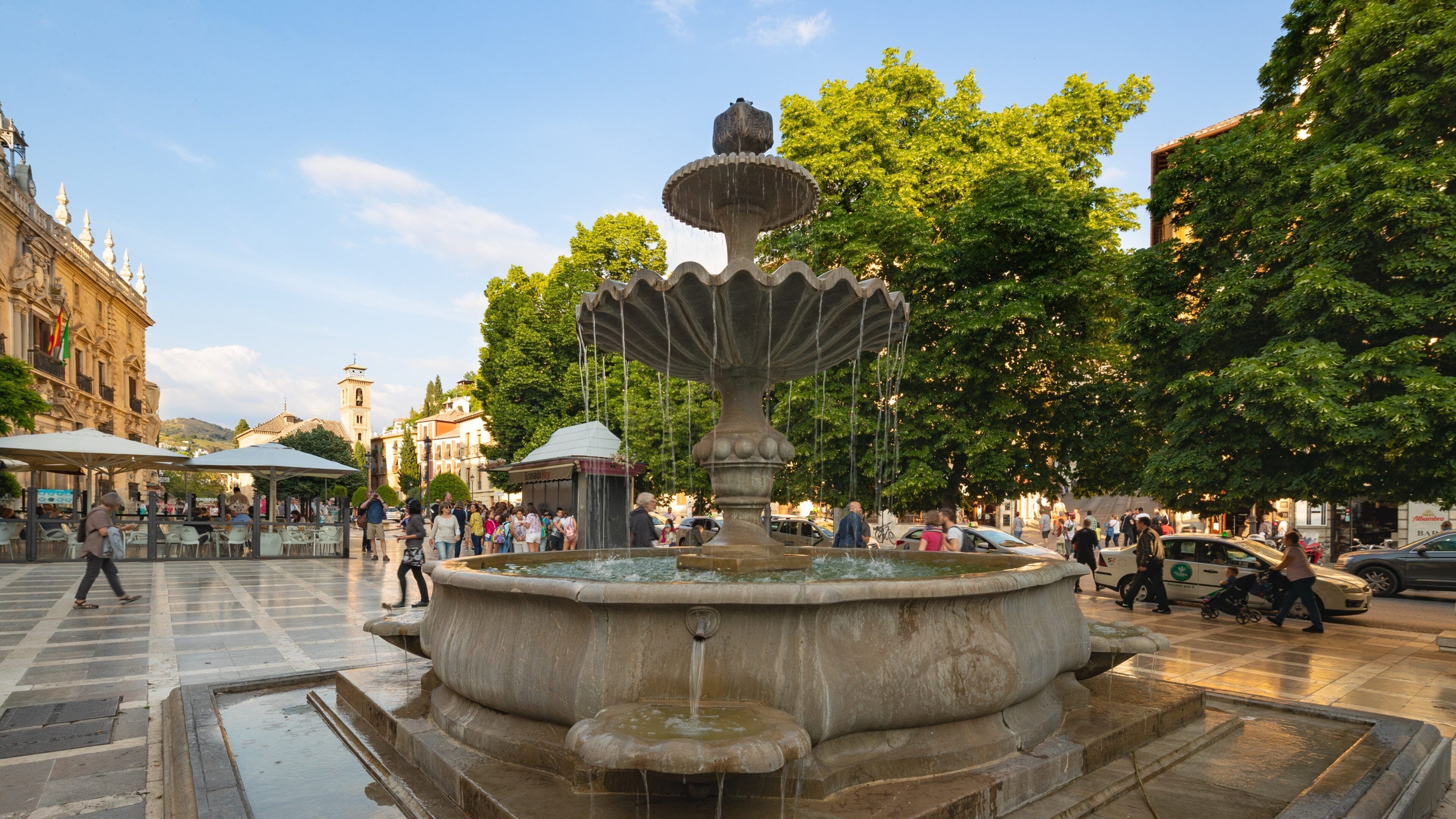 Plaza de Santa Ana showing a fountain