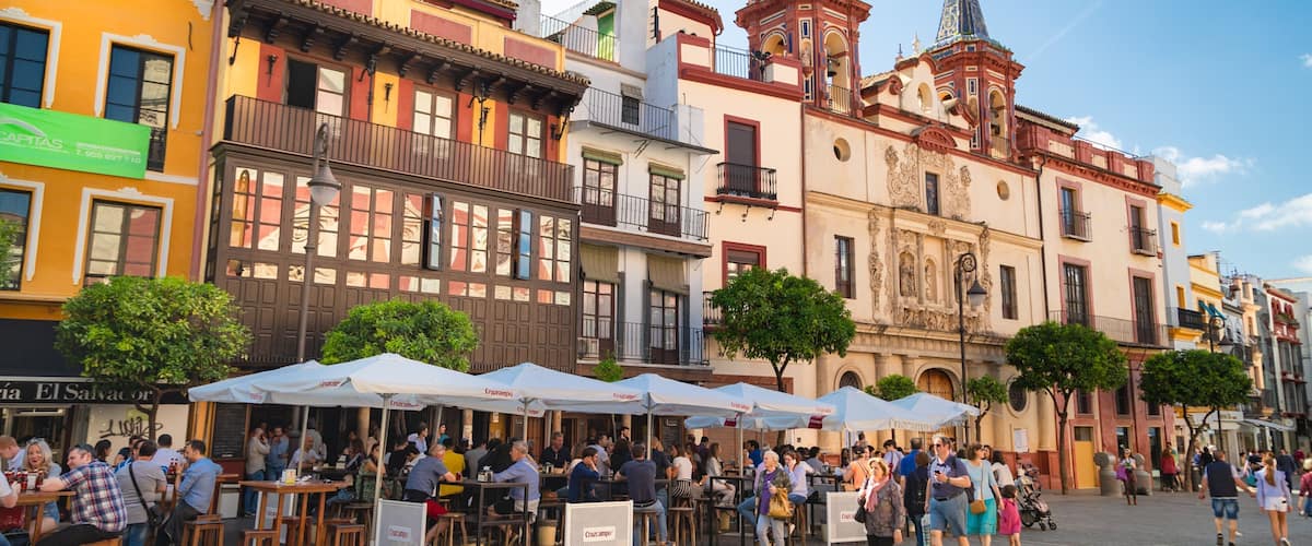 Salvador Plaza showing outdoor eating as well as a small group of people