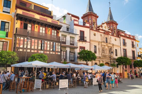 Salvador Plaza showing outdoor eating as well as a small group of people