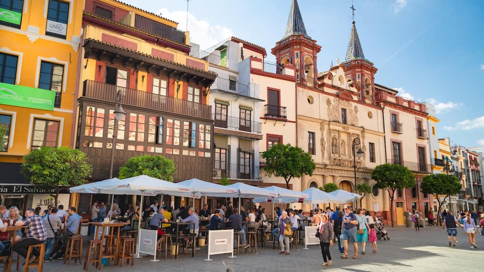 Salvador Plaza showing outdoor eating as well as a small group of people