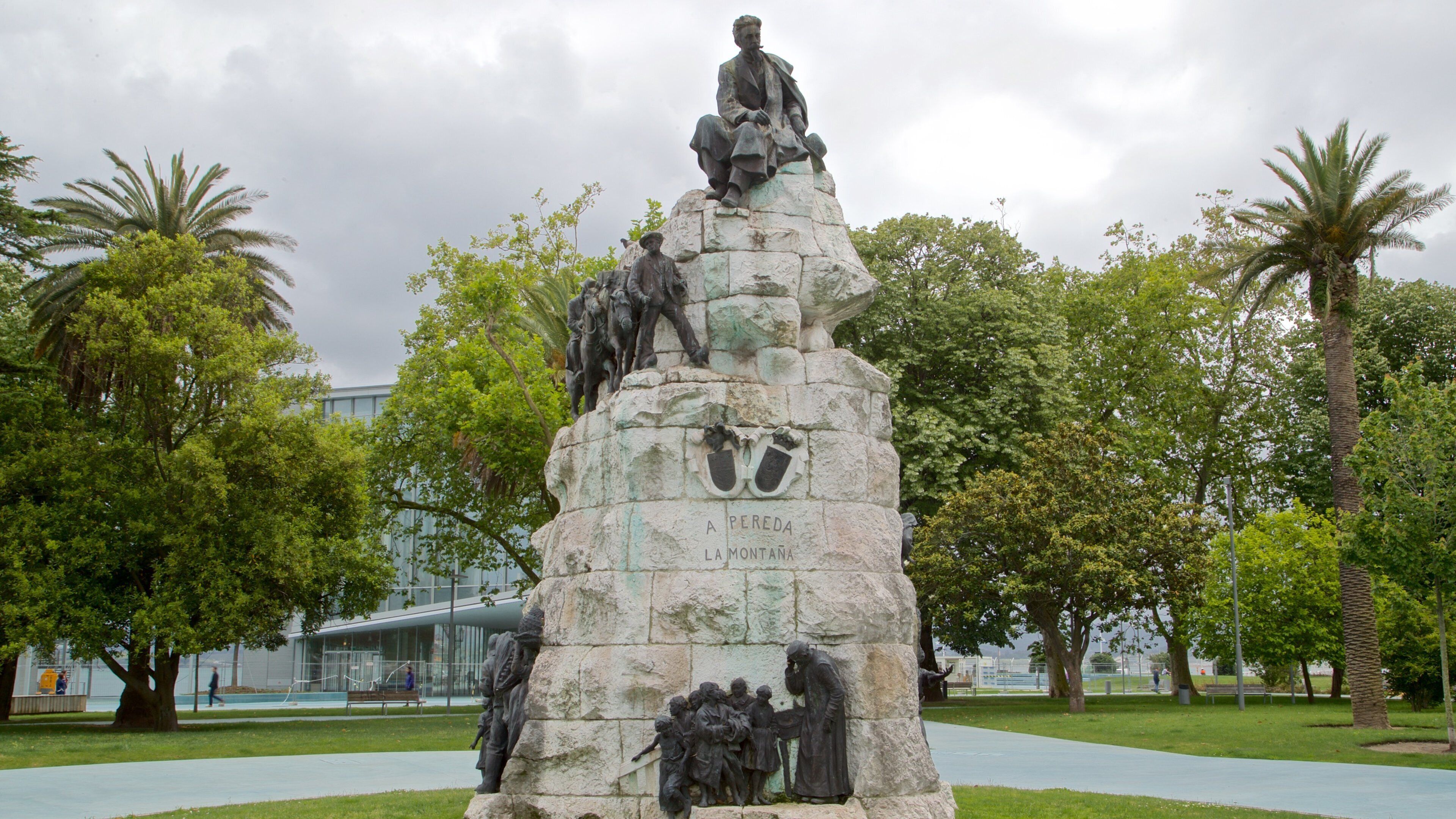 Jardines de Pereda das einen Park und Statue oder Skulptur