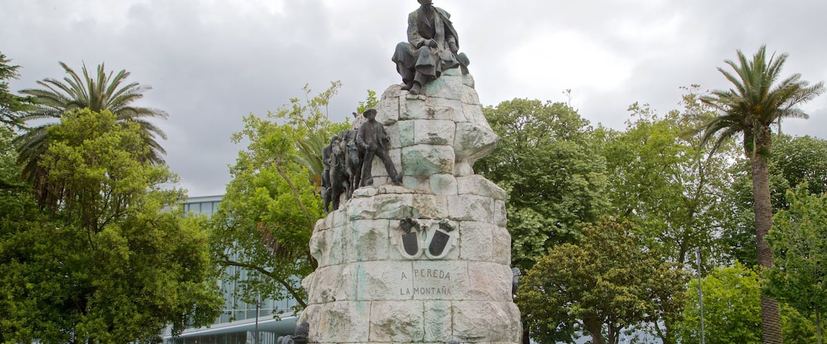 Jardines de Pereda toont een tuin en een standbeeld of beeldhouwwerk