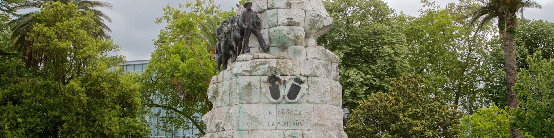Jardines de Pereda das einen Park und Statue oder Skulptur