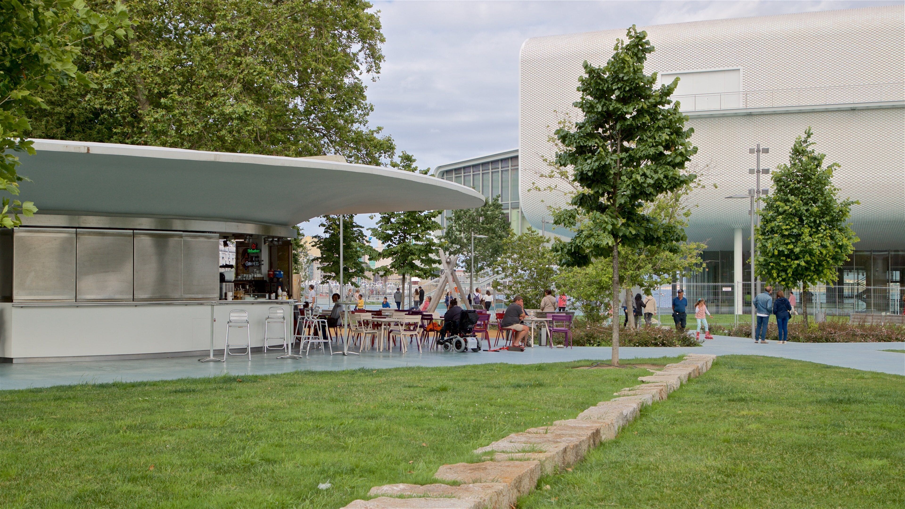 Jardines de Pereda og byder på en park og udendørs spisning såvel som en lille gruppe mennesker