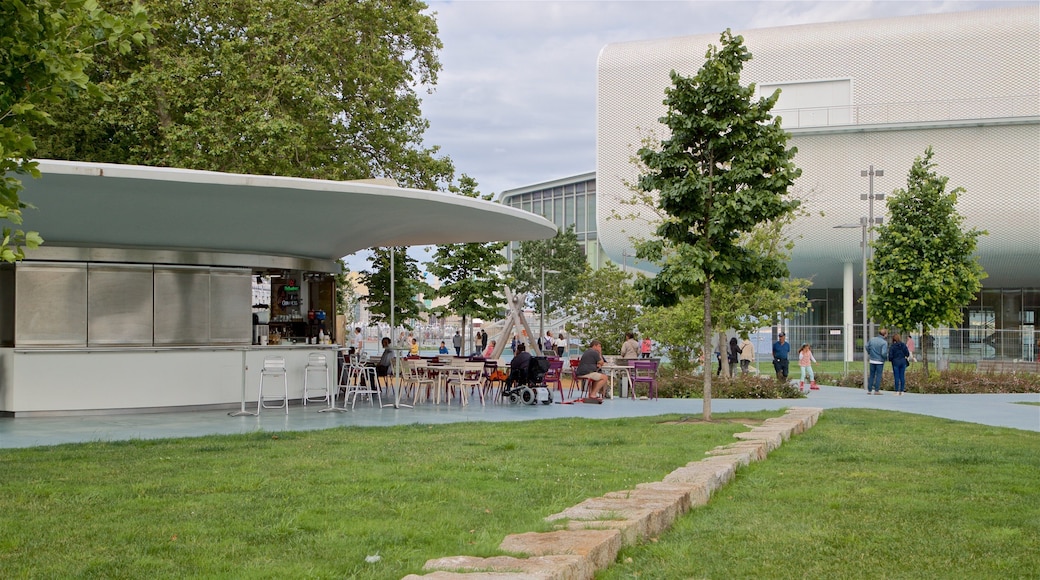 Jardines de Pereda mostrando comidas al aire libre y un parque y también un grupo pequeño de personas