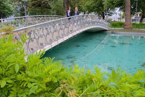Jardines de Pereda das einen Brücke und Fluss oder Bach sowie Paar