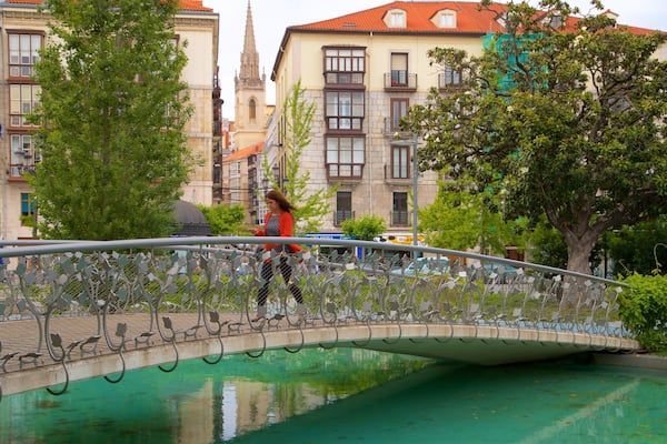 Jardines de Pereda mit einem BrĂŒcke, Fluss oder Bach und Wandern oder Spazieren