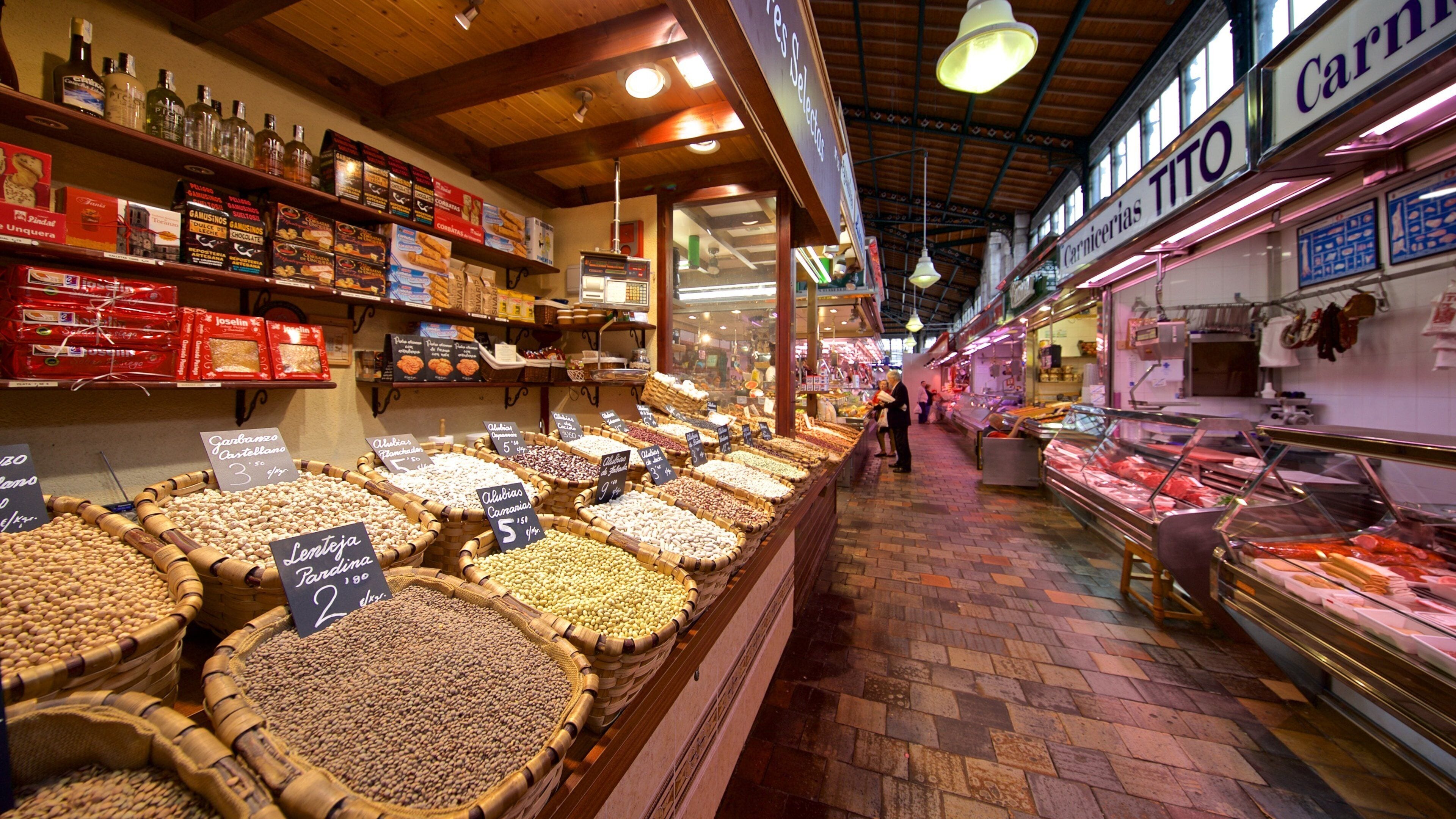 Mercado La Esperanza showing markets, interior views and food