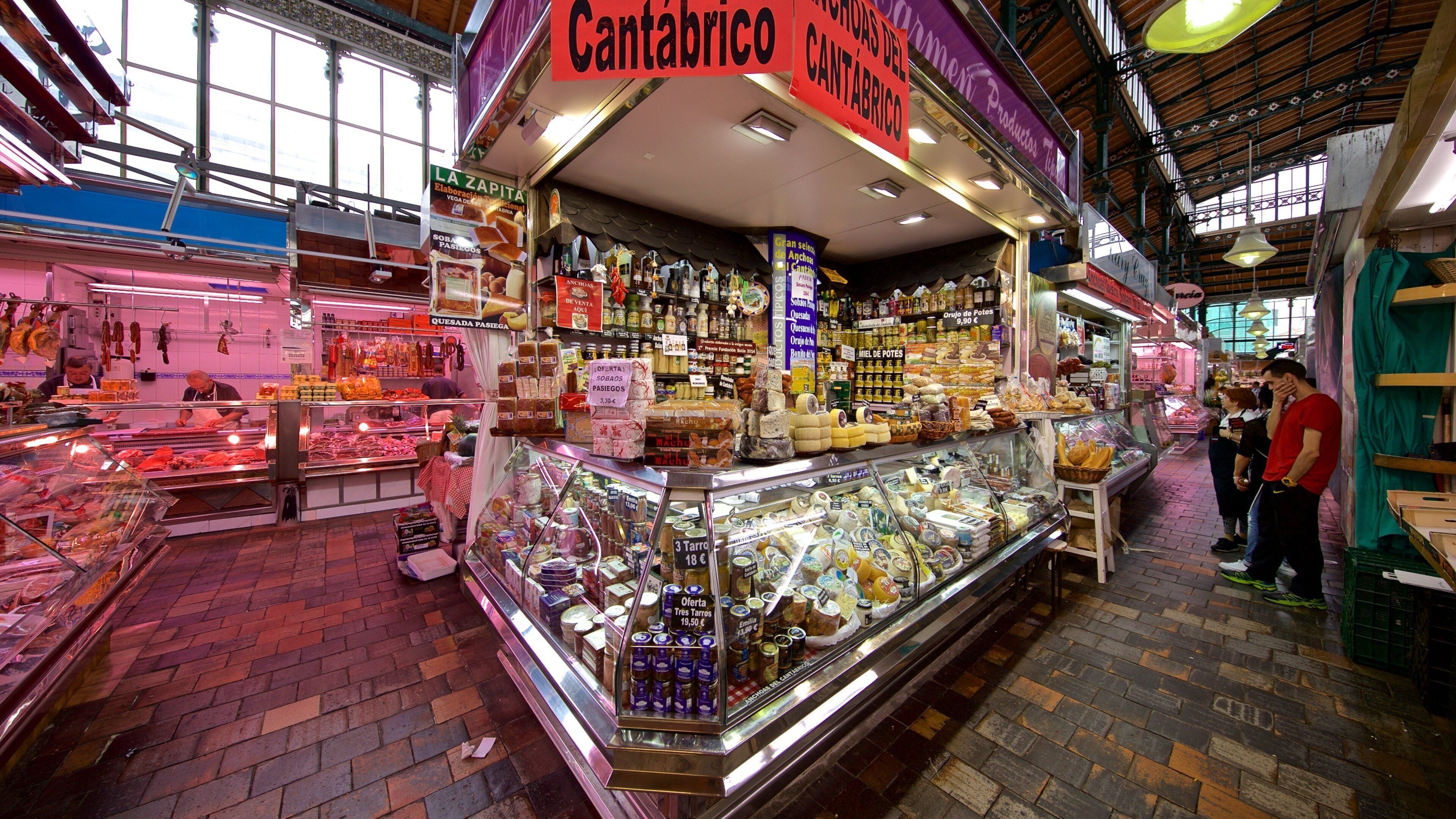 Mercado La Esperanza showing markets, interior views and food