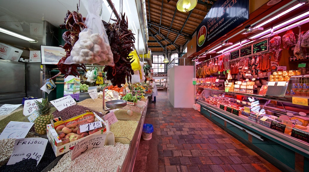 Mercado La Esperanza showing markets, food and interior views