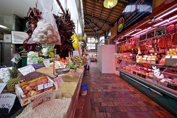 Marché La Esperanza mettant en vedette vues intérieures, marchés et nourriture