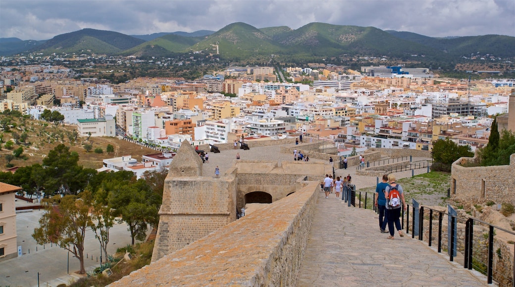 Baluard de Sant Jaume showing a city and landscape views