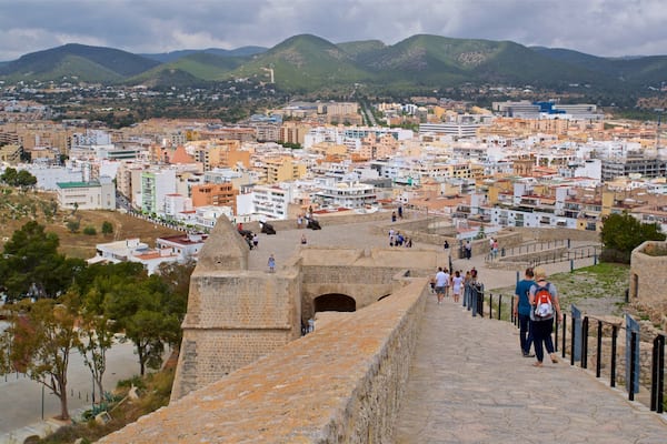 Baluard de Sant Jaume showing a city and landscape views