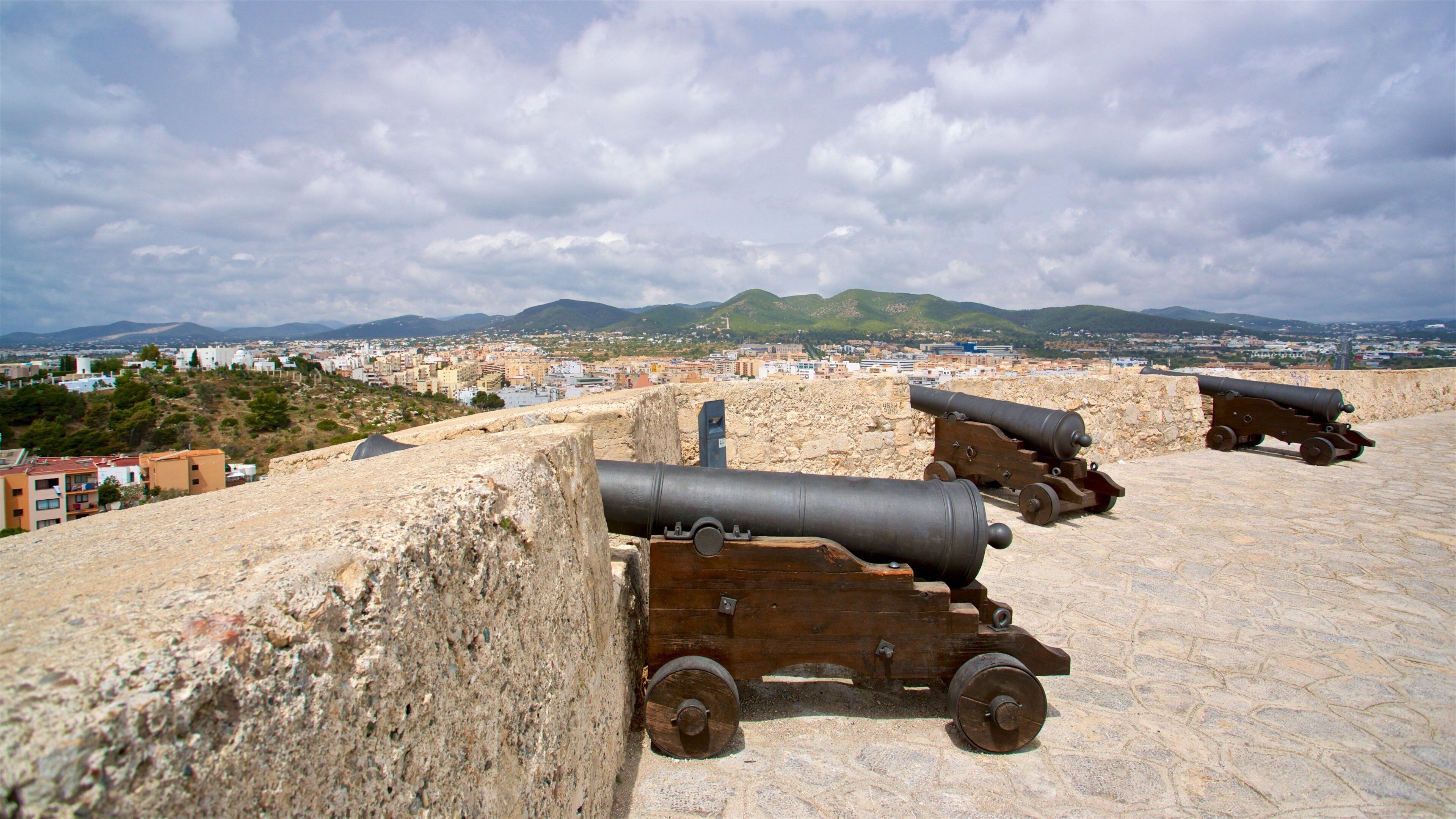 Baluard de Sant Jaume showing heritage elements and military items