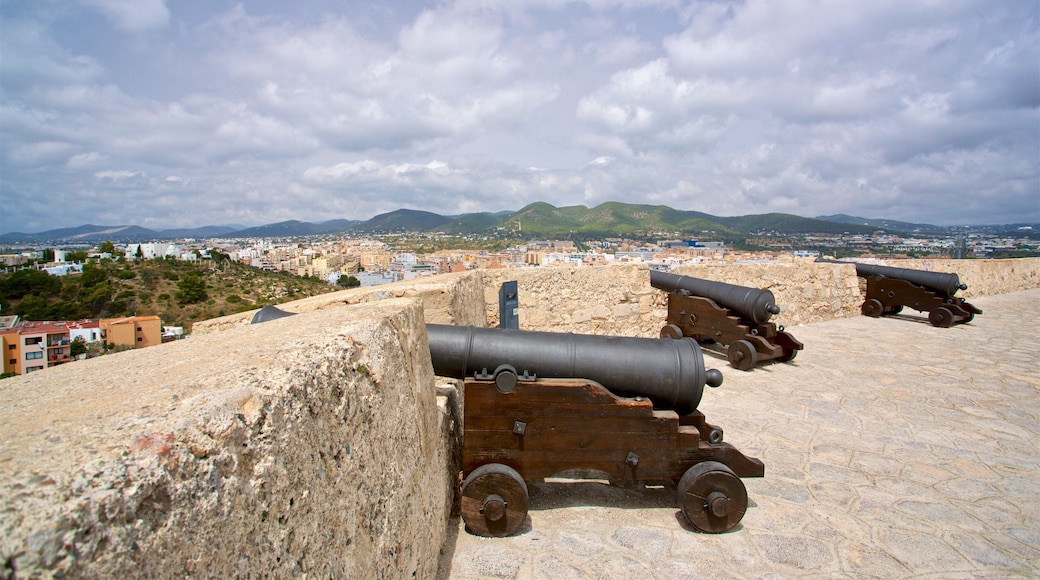 Baluard de Sant Jaume showing heritage elements and military items