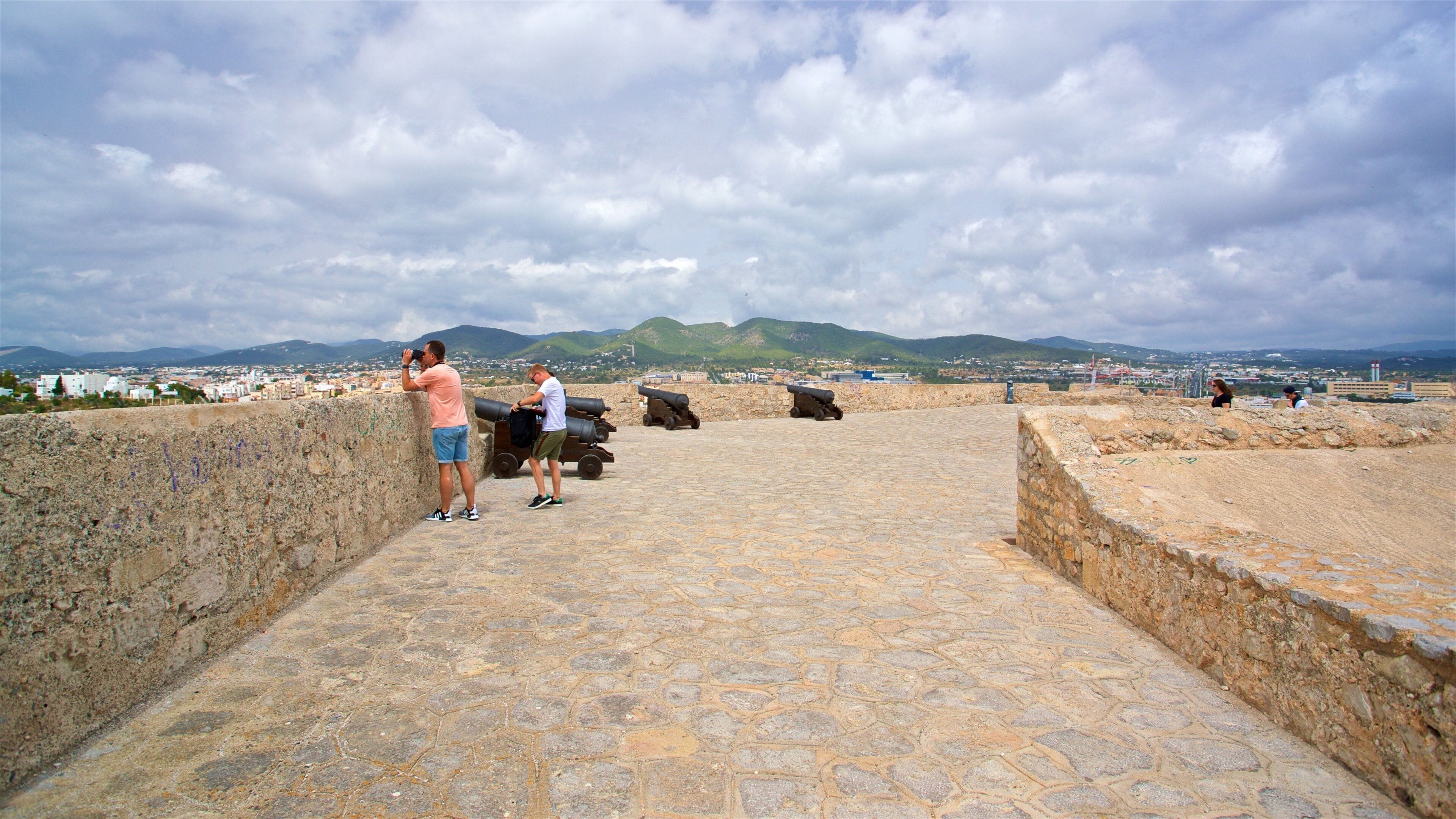 Baluard de Sant Jaume showing heritage elements, views and military items