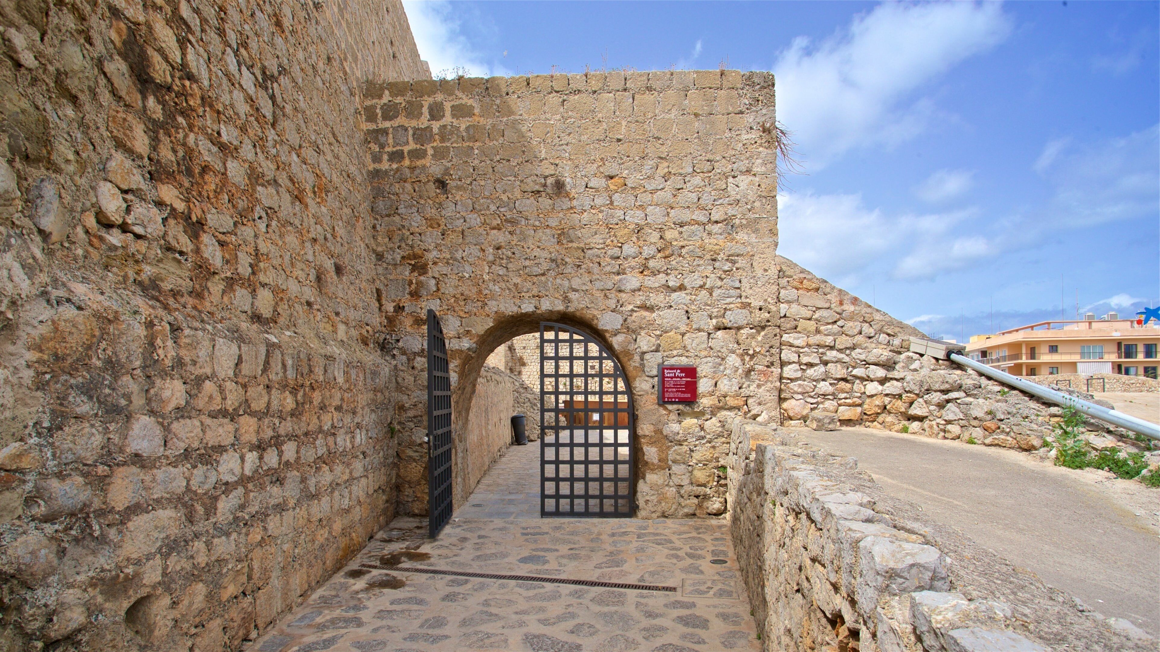 Baluard de Sant Pere showing heritage elements