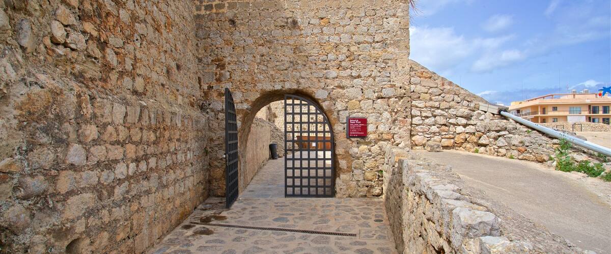 Baluard de Sant Pere showing heritage elements