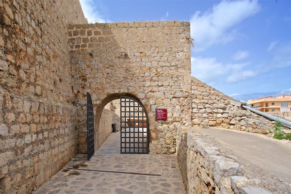 Baluard de Sant Pere showing heritage elements