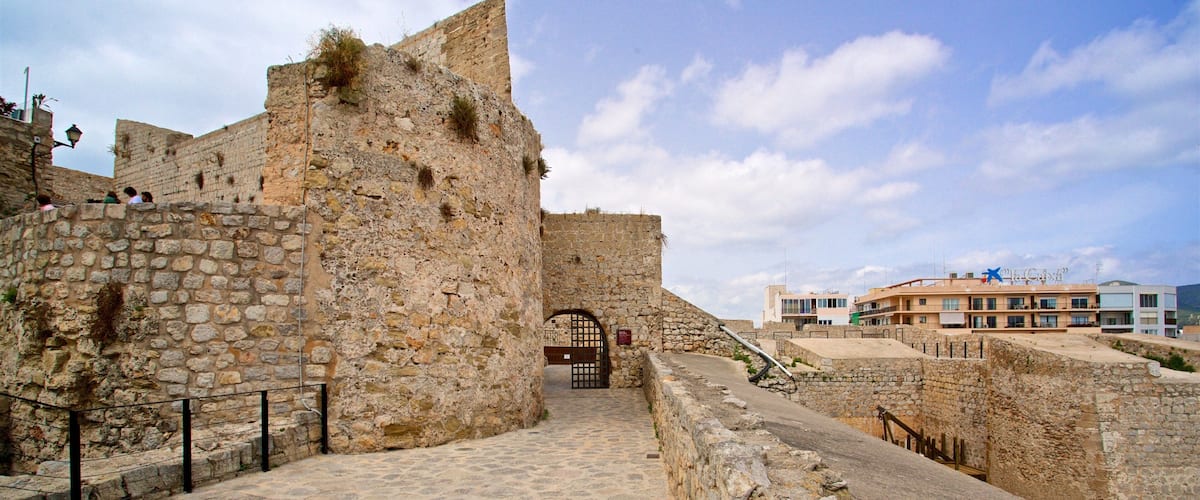 Baluard de Sant Pere which includes heritage elements