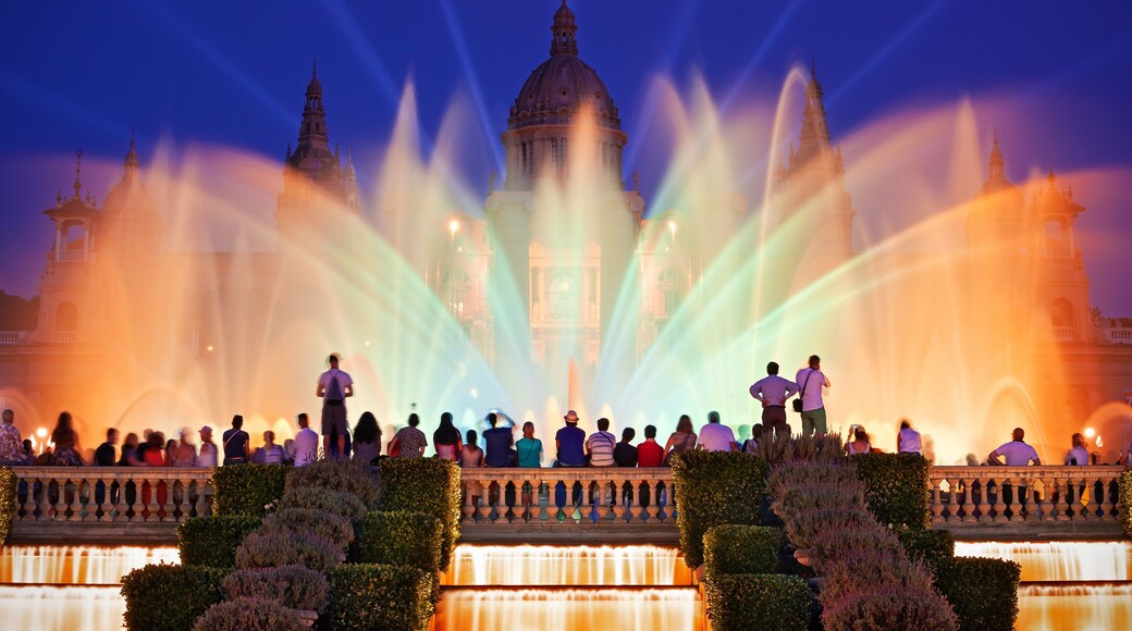 Barcelona nocą pokaz fontanny mnac światła iluminacja Montjuïc
