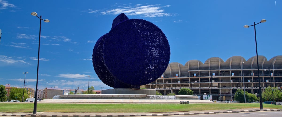 Dama Iberica Sculpture which includes a fountain and outdoor art