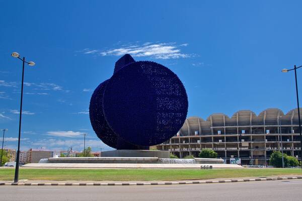 Dama Iberica Sculpture which includes a fountain and outdoor art