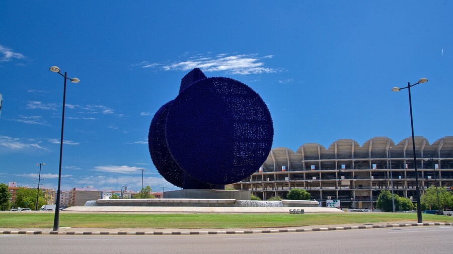 Dama Iberica Sculpture which includes a fountain and outdoor art