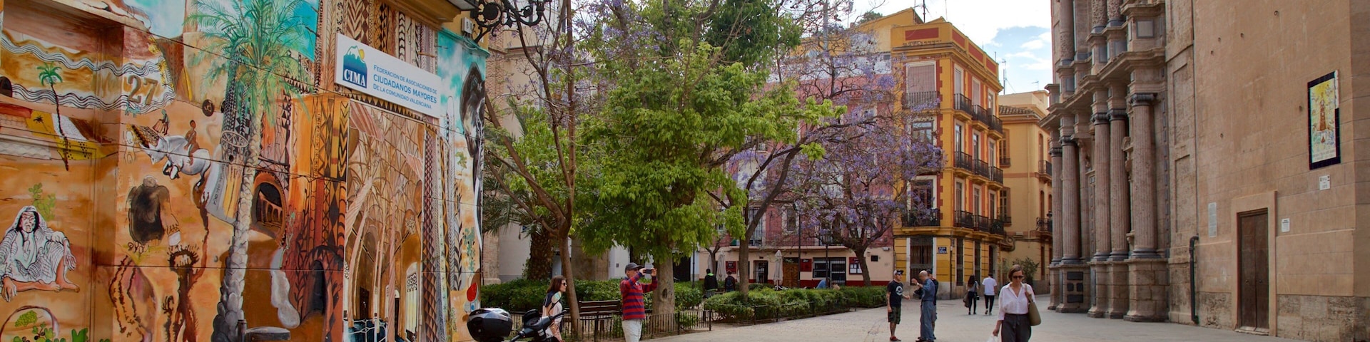 Plaza del Carmen showing outdoor art
