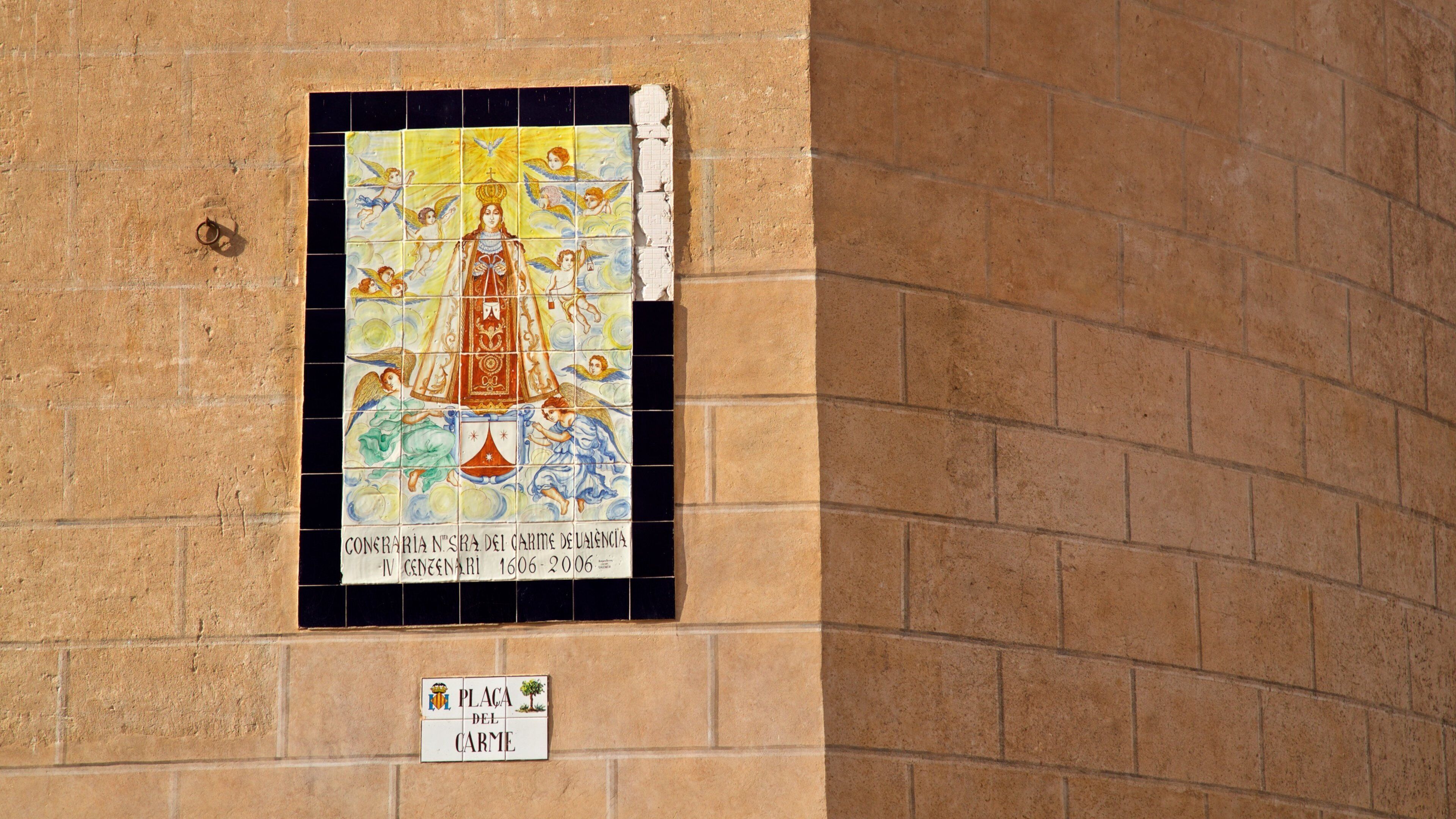 Plaza del Carmen showing religious elements and outdoor art