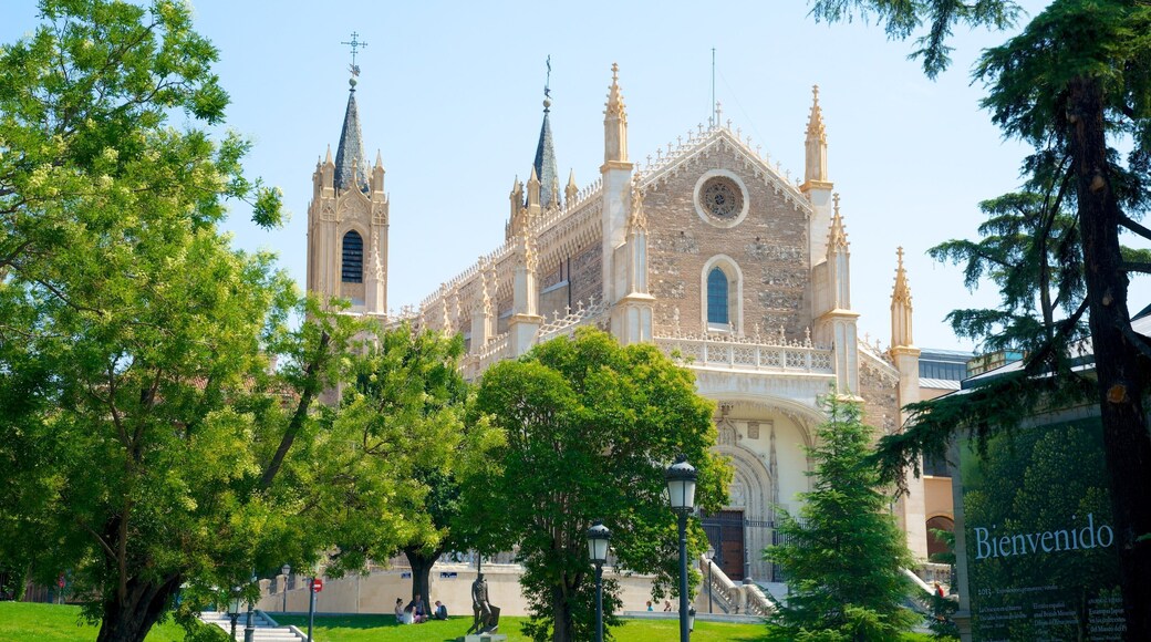 Madrid showing heritage architecture and a church or cathedral
