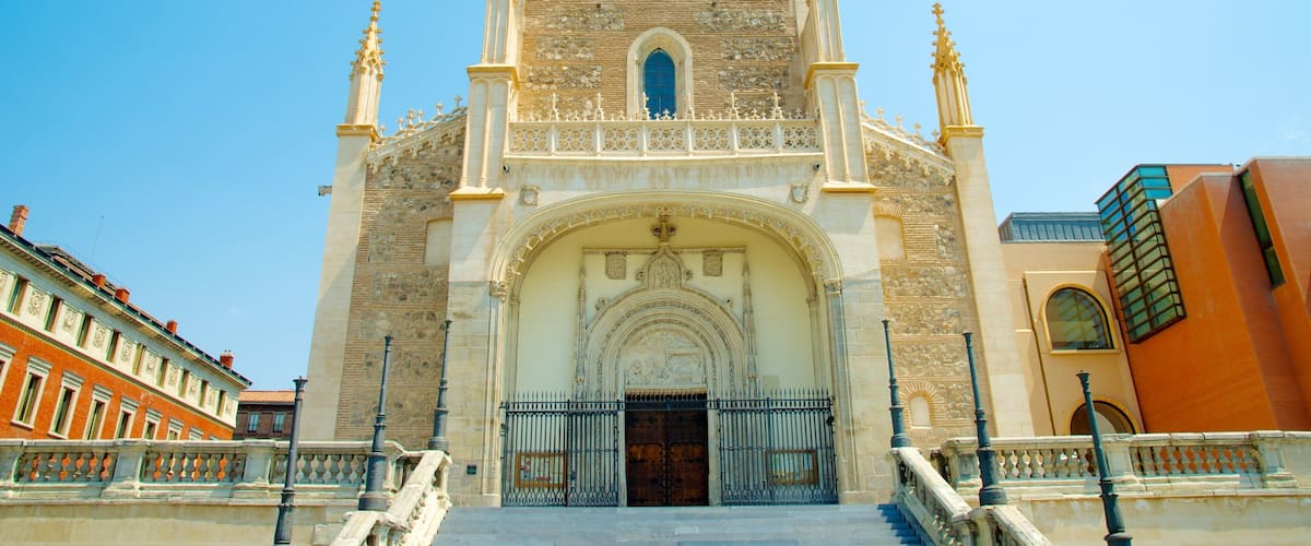Madrid ofreciendo patrimonio de arquitectura, elementos religiosos y una iglesia o catedral