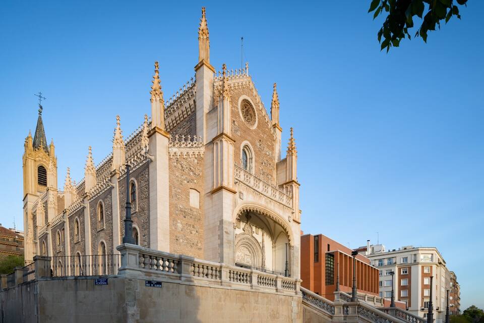 Eine historische Kathedrale mit aufwendiger gotischer Architektur, darunter spitzbogige Formen und detaillierte Steinmetzarbeiten.