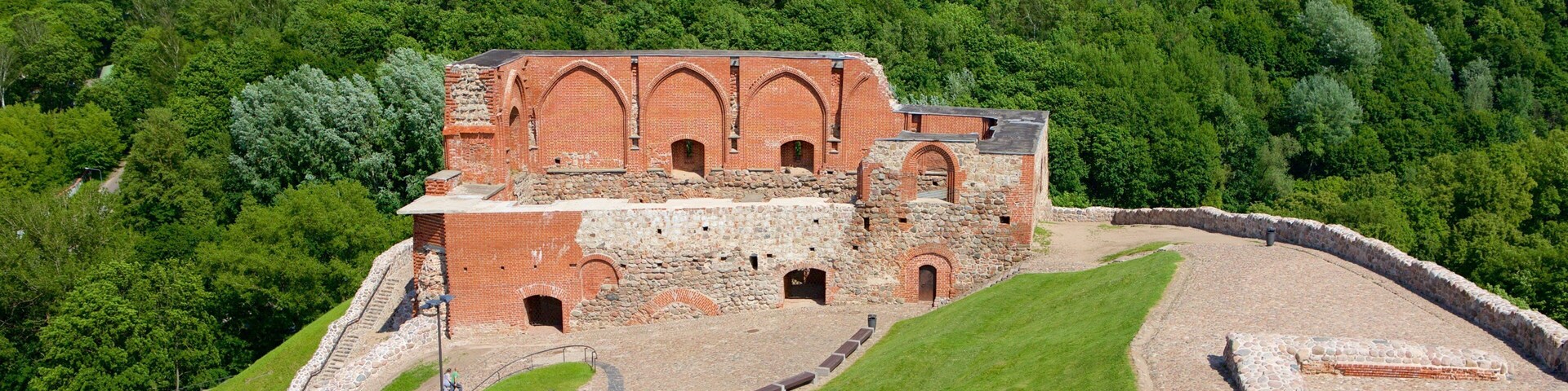 Upper Castle Museum which includes landscape views, heritage architecture and tranquil scenes