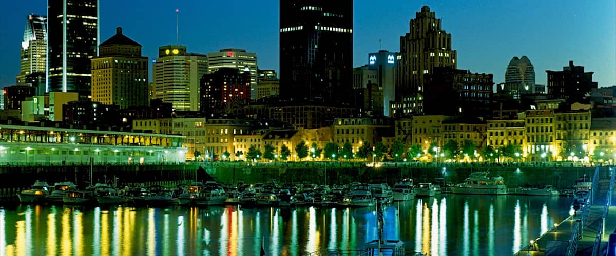 Old Port of Montreal que incluye una bahía o puerto, una ciudad y escenas nocturnas
