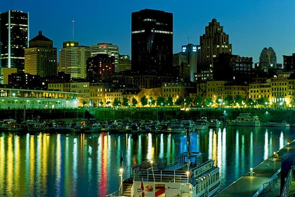 Old Port of Montreal mettant en vedette scĂšnes de nuit, baie ou port et ville