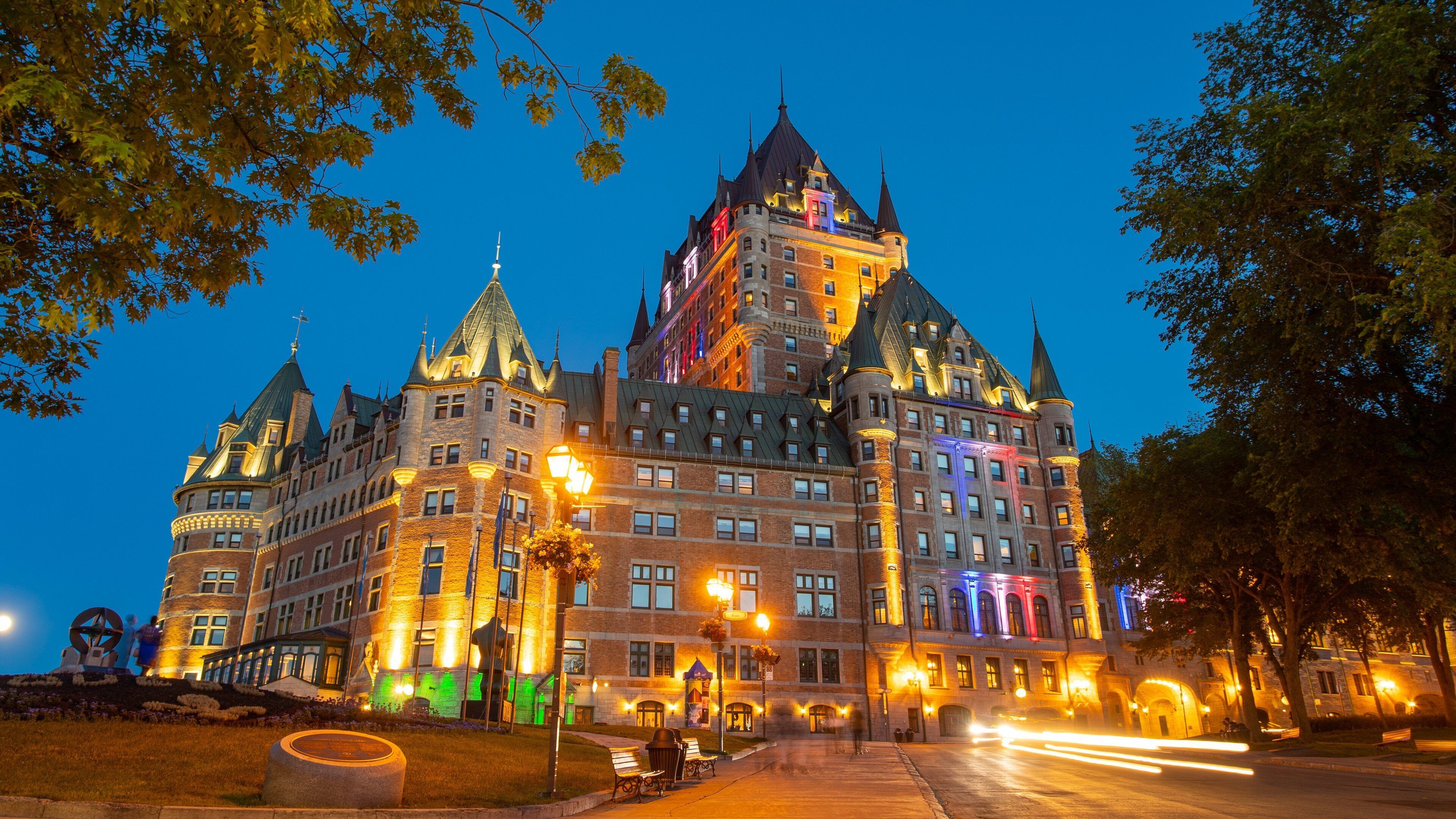 Le Château Frontenac showing heritage architecture and night scenes